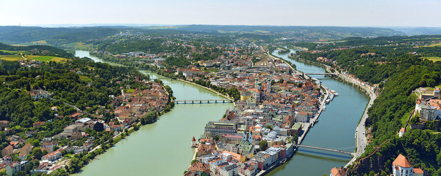 Ein malerischer Flussverlauf in der Stadt Passau mit dem dreifachen Flusszusammenlauf.